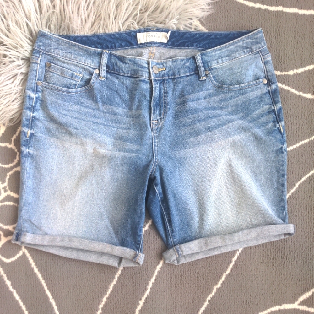 TORRID High Rise Bermuda Short Medium Wash Size 18